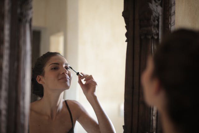 Incorporating Lash Growth Mascara into Your Makeup Routine
